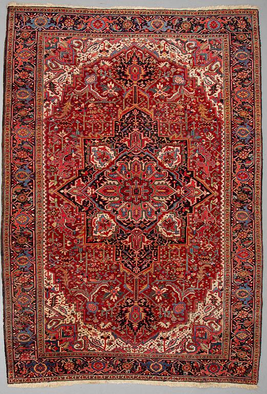 A CARPET, semiantik Heris/Gorovan, ca 353 x 238 cm.