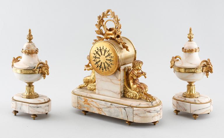 A table clock and two decoratives urn, around year 1900.