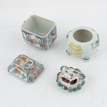 Two Chinese porcelain boxes with cover, 19th/20th century.