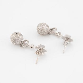 Earrings, 18K white gold with brilliant-cut diamonds.