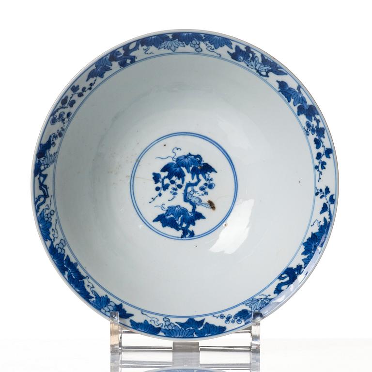 Skål, porslin. Qingdynastin, Kangxi (1662-1722).