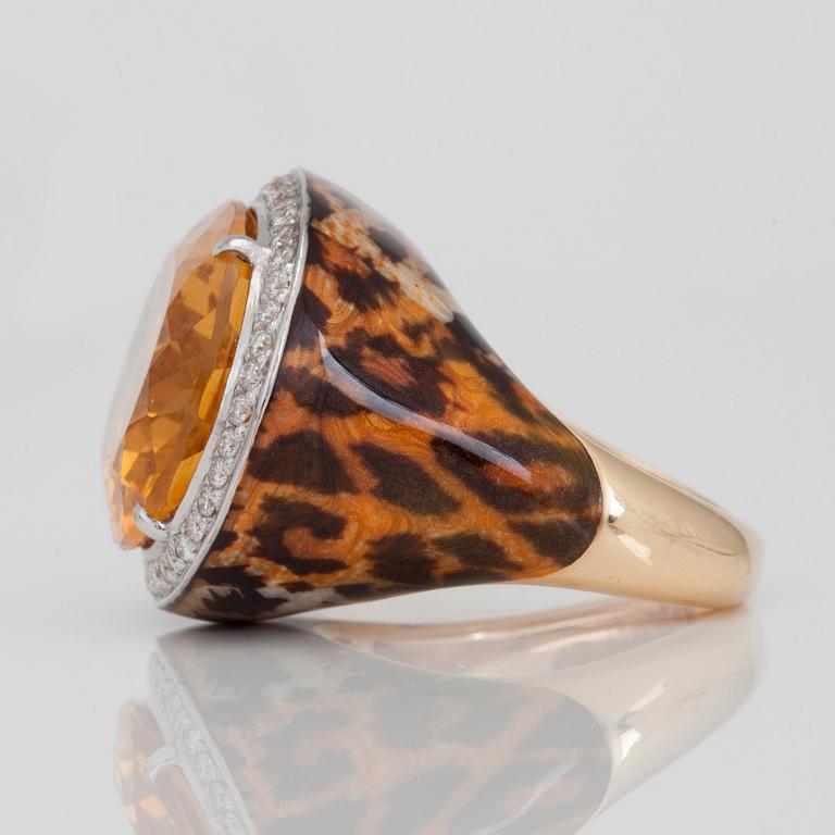 A citrine, brilliant-cut diamond and laquer ring. The laquer in leopard pattern. Total gem-weight diamonds circa 0.42ct.