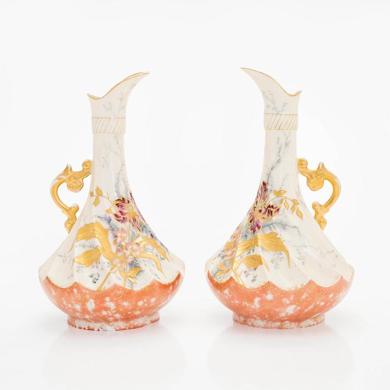 Kannor, ett par, Satsuma, samt urna, Imari, porslin, Japan, 1900-talets början,.