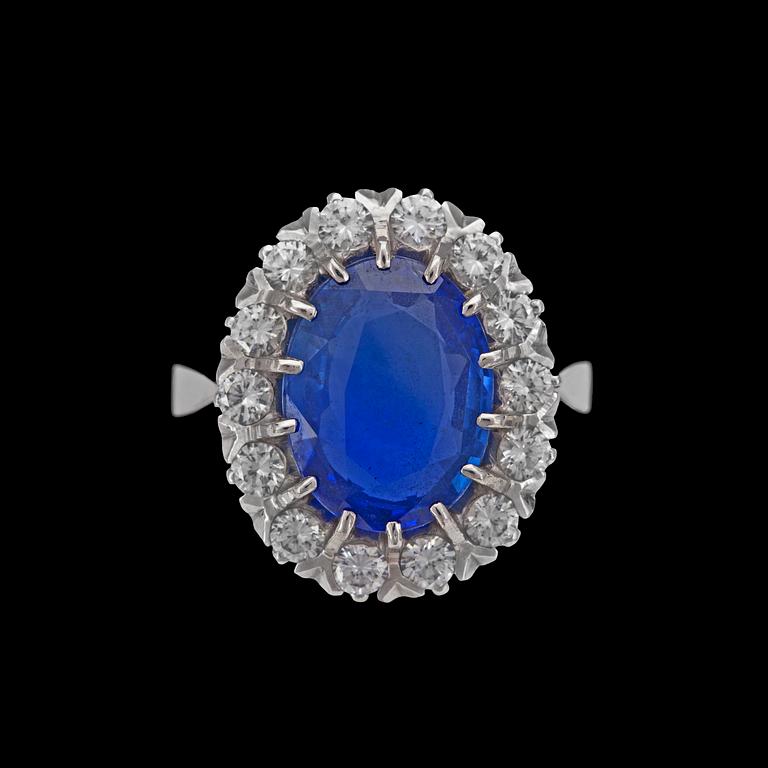 RING, Ceylon safir, 5.41 ct med briljantslipade diamanter, tot. 1.13 ct.