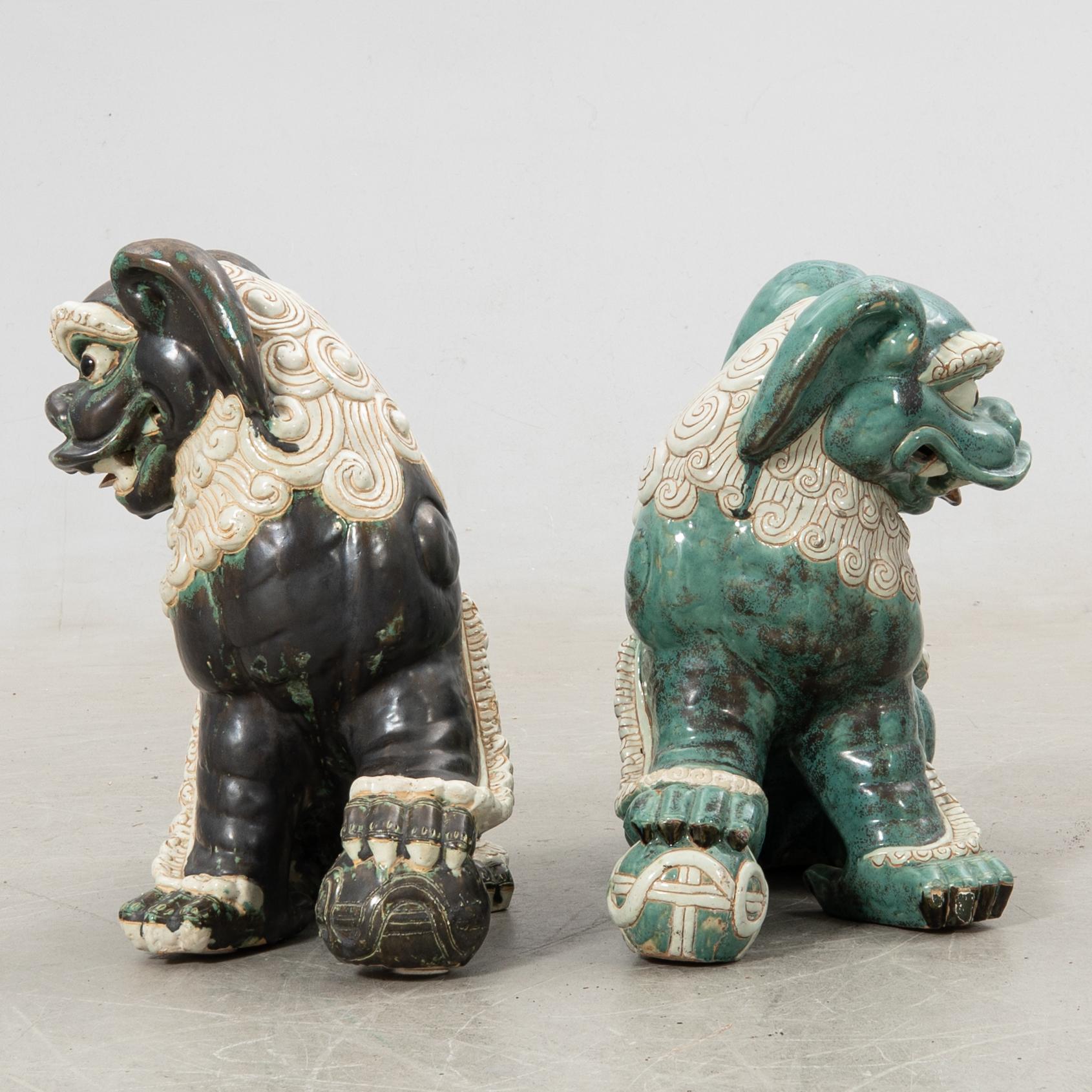 Foo dogs, 2 pcs, stoneware, China, 20th century.