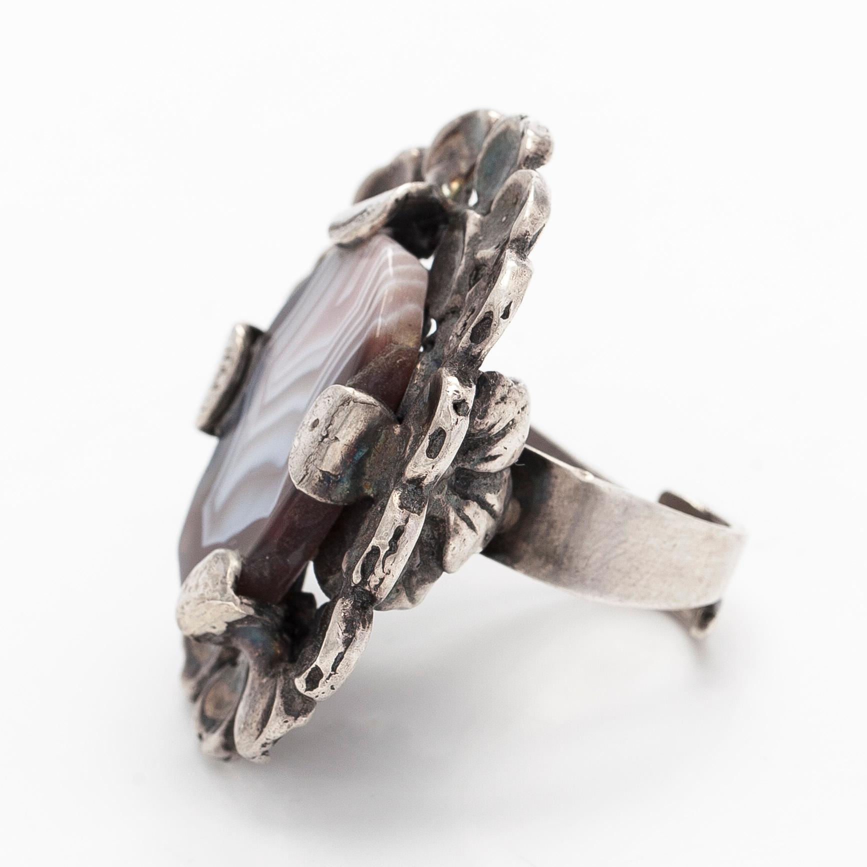 Pentti Sarpaneva, sormus, hopeaa ja akaatti. Turun Hopea, Åbo 1973.