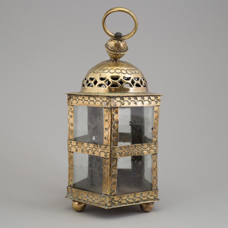 AN 18TH CENTURY BRASS LANTERN.