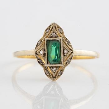 Ring, guld med rosenslipade diamanter och grön paste.