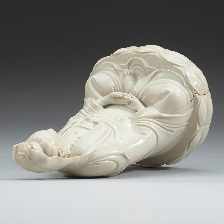 A blanc de chine figure of Guanyin, late Qing dynasty (1644-1912).