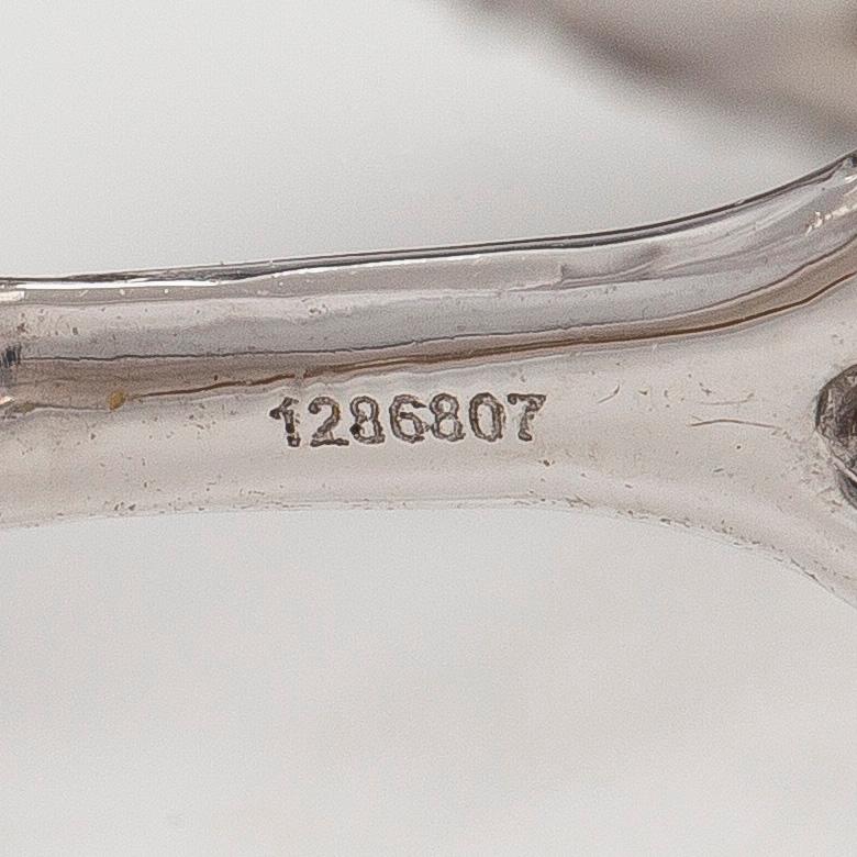 Korvakorut, 18K valkokultaa ja briljanttihiottuja timantteja.