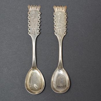 A SILVER CAKE KNIFE AND 12 COFFEE SPOONS, samian, second half of the 20th century.