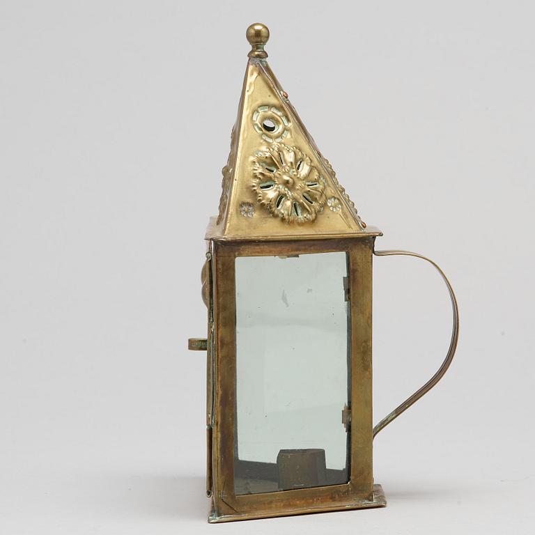 AN 18TH CENTURY BRASS HAND LANTERN.