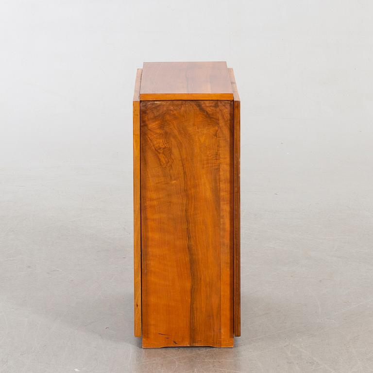 A 1930-40'S FOLDING TABLE.
