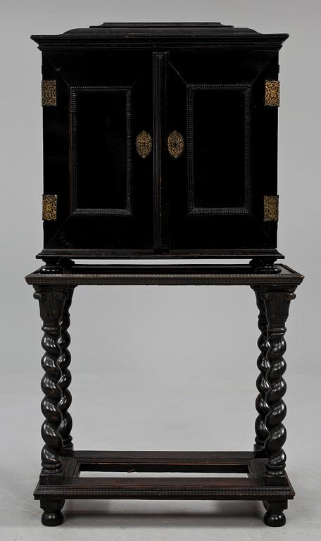 KABINETTSKÅP PÅ BENSTÄLLNING, barock, 1700-tal.