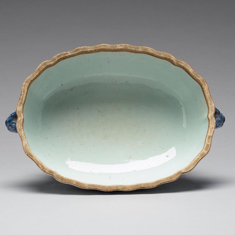 A blue and white armorial tureen with cover, Qing dynasty, Qianlong (1736-95).