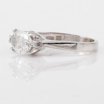 RING, 18K vitguld, solitär oval briljantslipad diamant 1.06 ct, svenska stämplar.