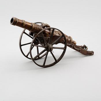 SALUTKANON med lavett, brons, 1900-tal.