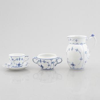 Servisdelar, 86 st, porslin, "Musselmalet", Royal Copenhagen, Danmark, varierande åldrar; 1900-tal & några äldre delar.