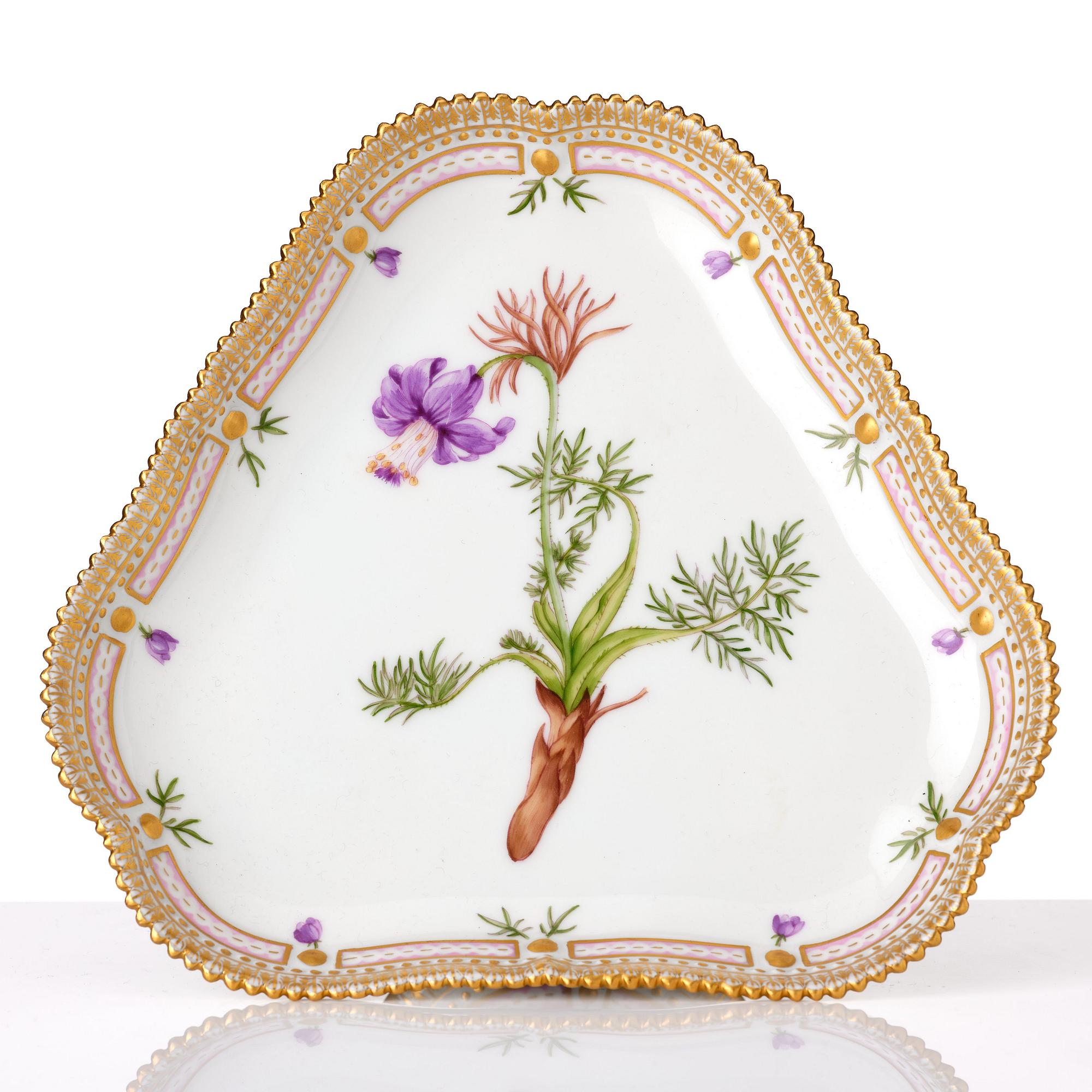A Royal Copenhagen 'Flora Danica' cakestand, Denmark, 20th Century.