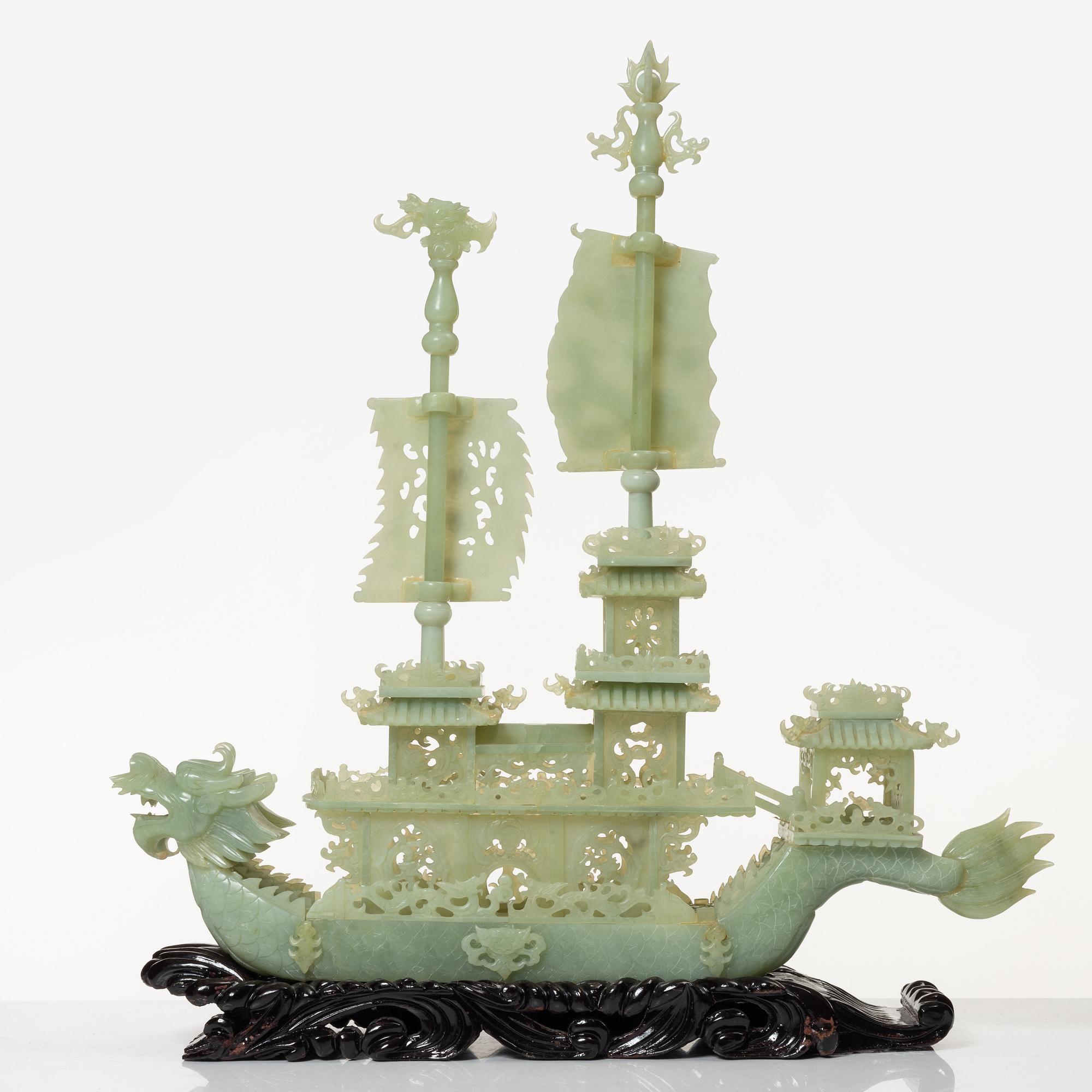 Skulptur, i form av fartyg, grön sten troligen bowenit, Kina, 1900-tal.
