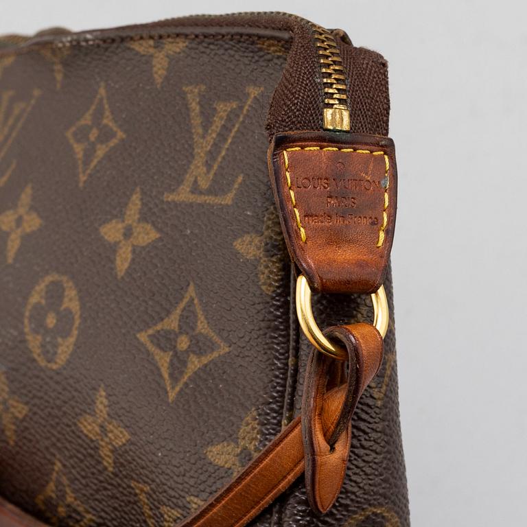 LOUIS VUITTON, a monogram 'Pochette' handbag.