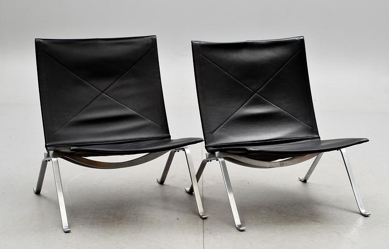 POUL KJAERHOLM, fåtöljer, ett par, "PK-22", Fritz Hansen. 1999.