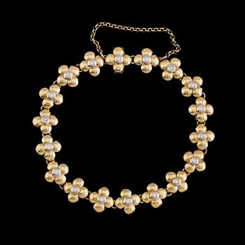 ARMBAND, 18K tvåfärgat guld, RNS, briljantslipade diamanter tot ca 0.50 ct. Vikt ca 27,4 g.