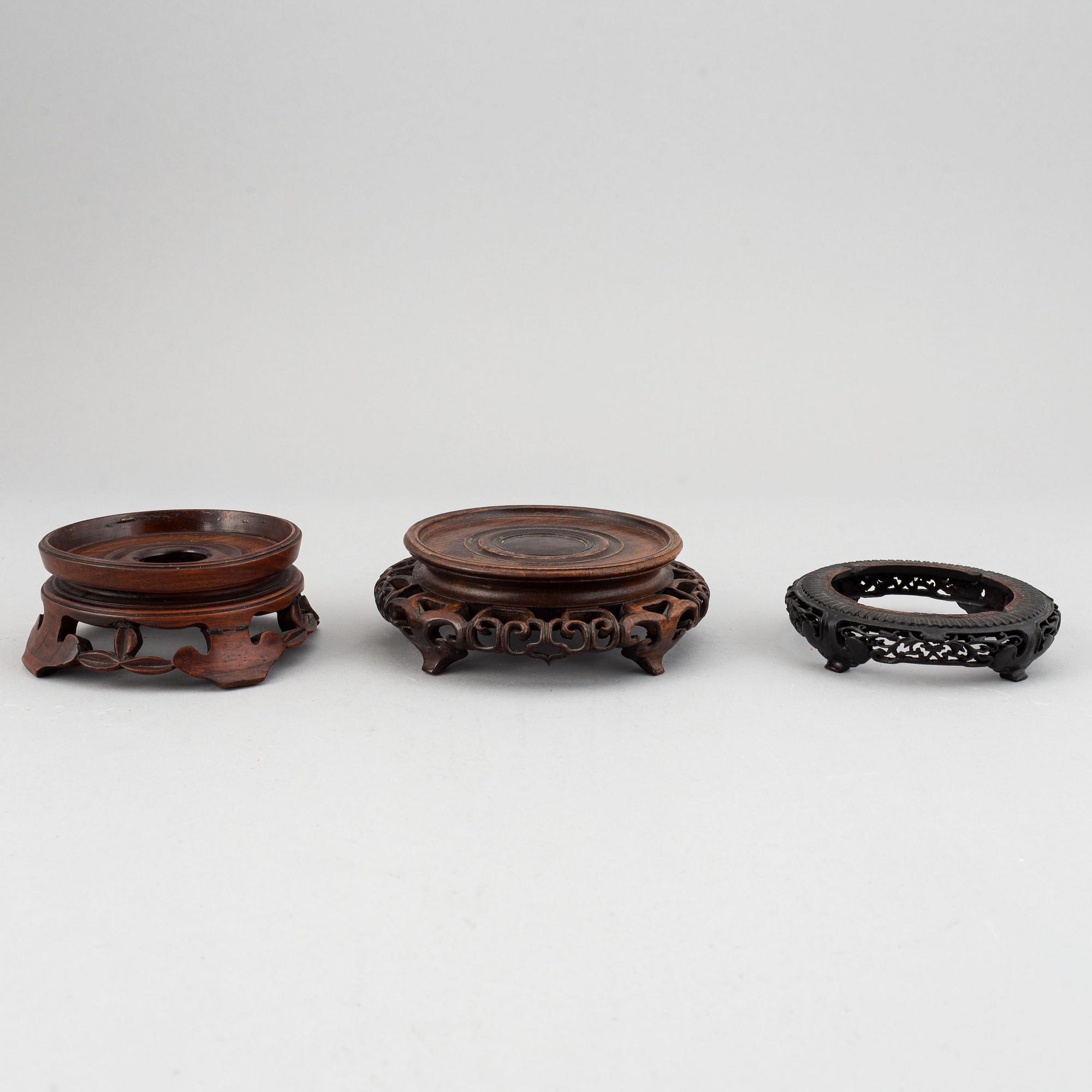 Ställ, 13 stycken, trä. Kina, olika åldrar 18/1900-tal.