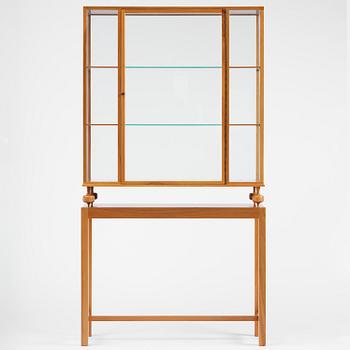 Josef Frank, a walnut showcase cabinet model "B 2077", Firma Svenskt Tenn.