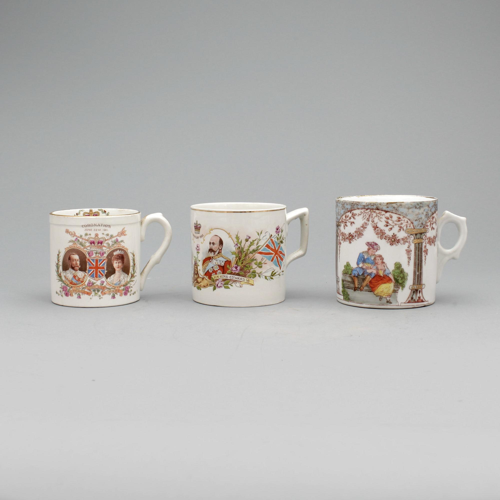 KRÖNINGSMUGGAR, 2 + 1 st, fajans, England, tidigt 1900-tal.