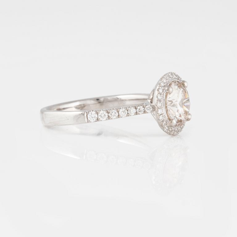 RING, med briljantslipad diamant 1.35 ct samt små briljantslipade diamanter.