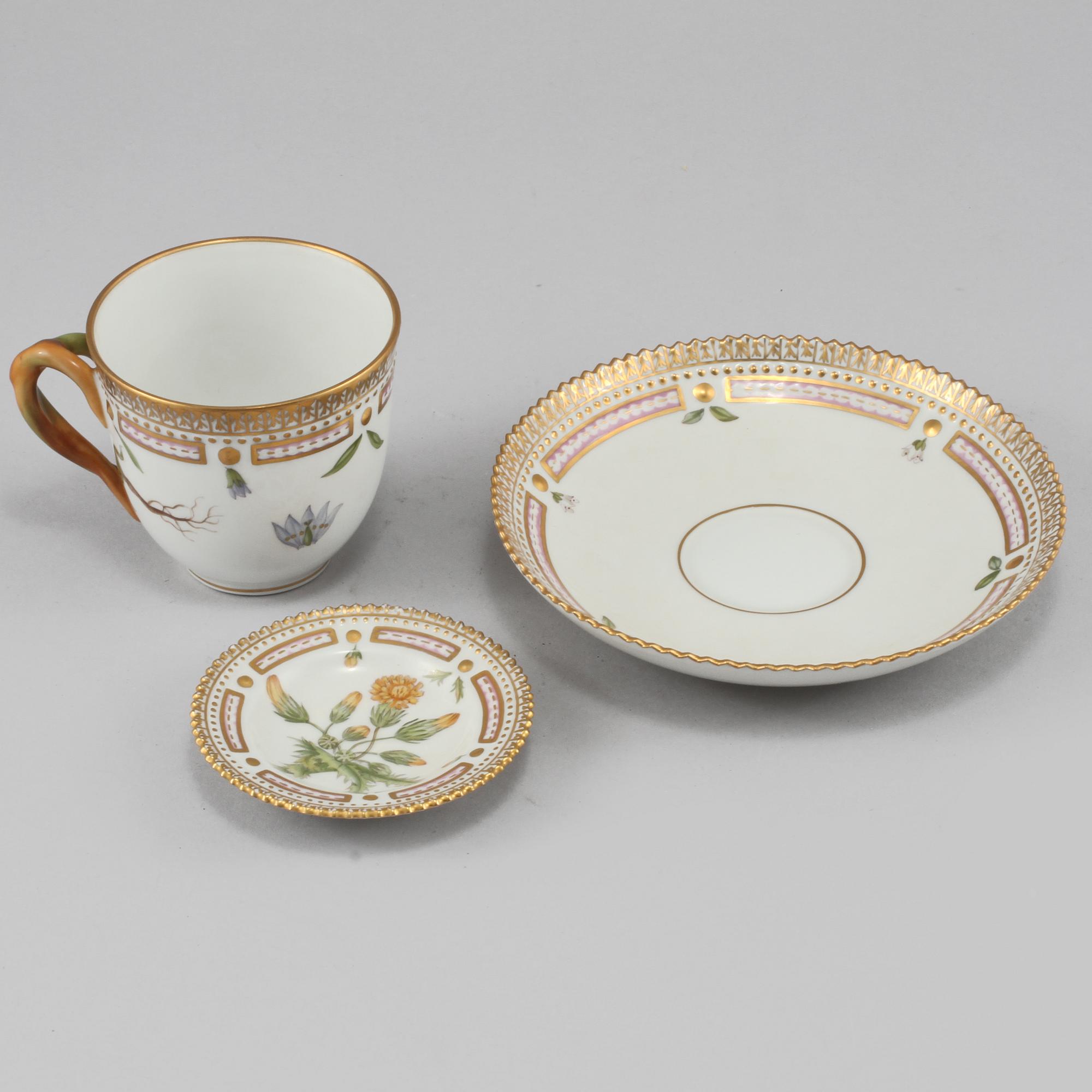 KAFFEKOPP med FAT och ASKKOPP, 3 delar, porslin, "Flora Danica", Royal Copenhagen, 1900-talets andra hälft.