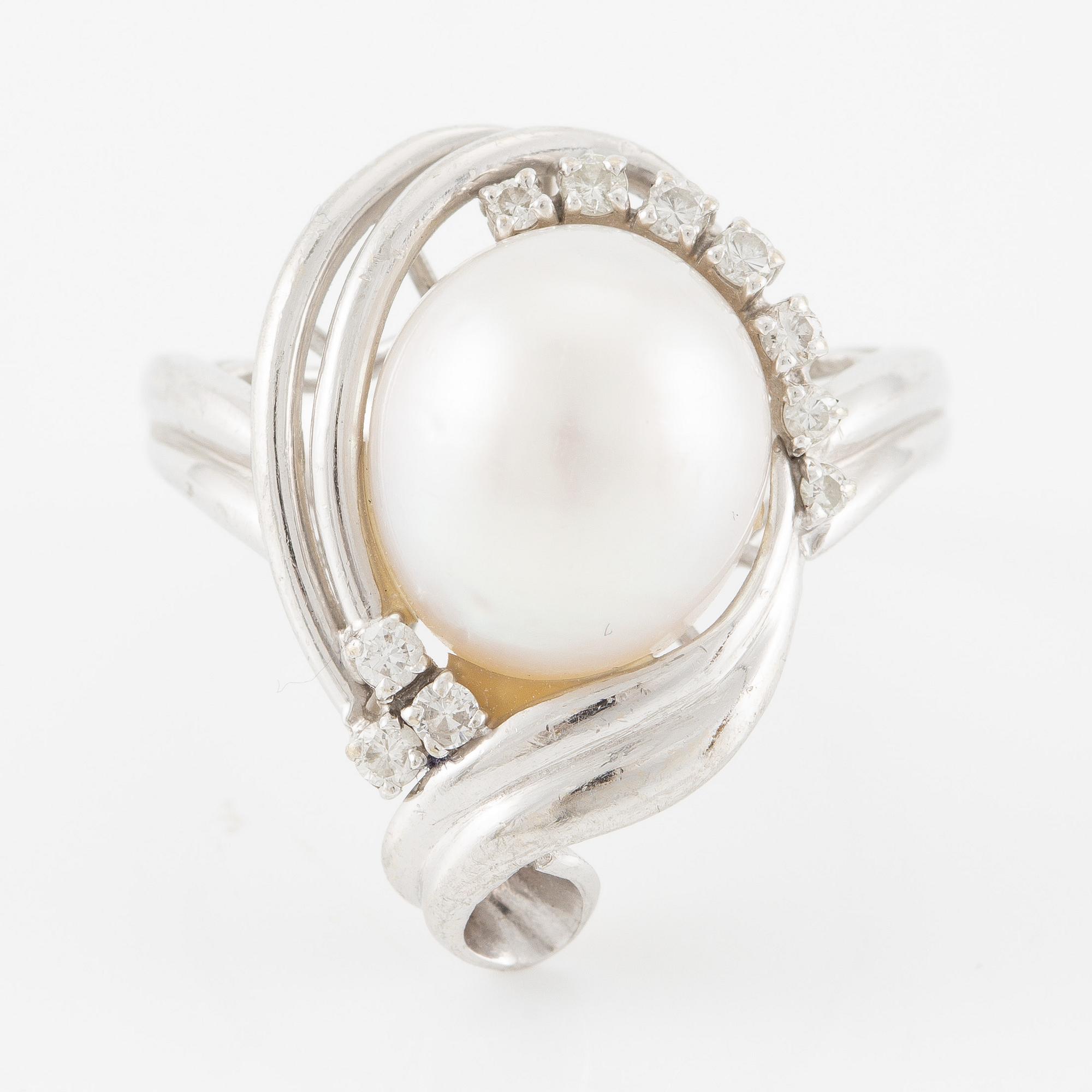 Ring platina med pärla och briljantslipade diamanter.