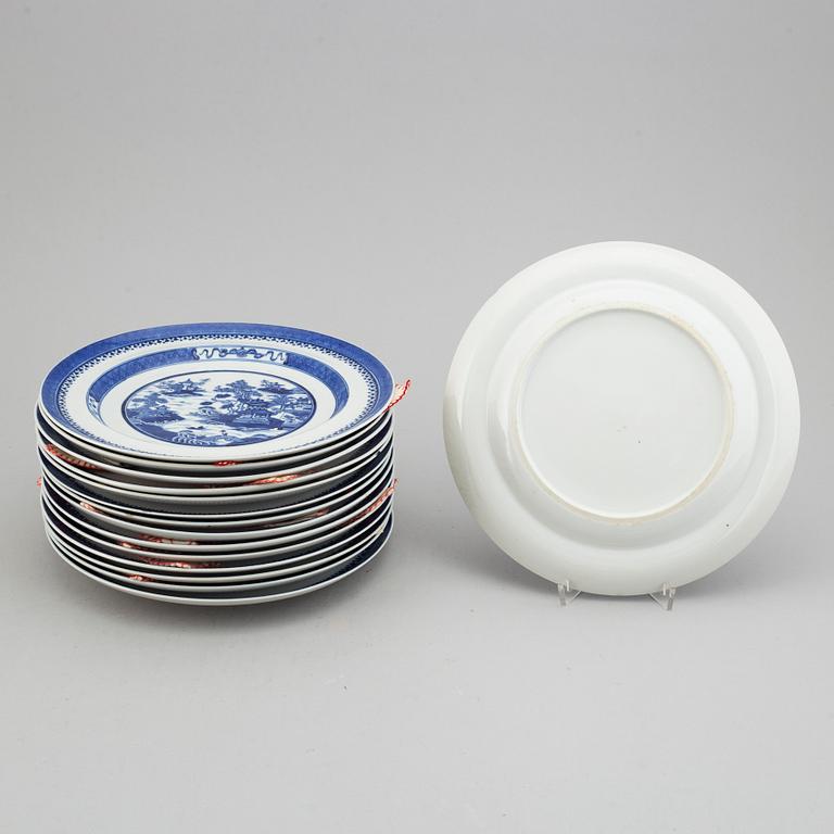 A set of 15 blue and white dinner plates. Qing dynasty, 19th Century.