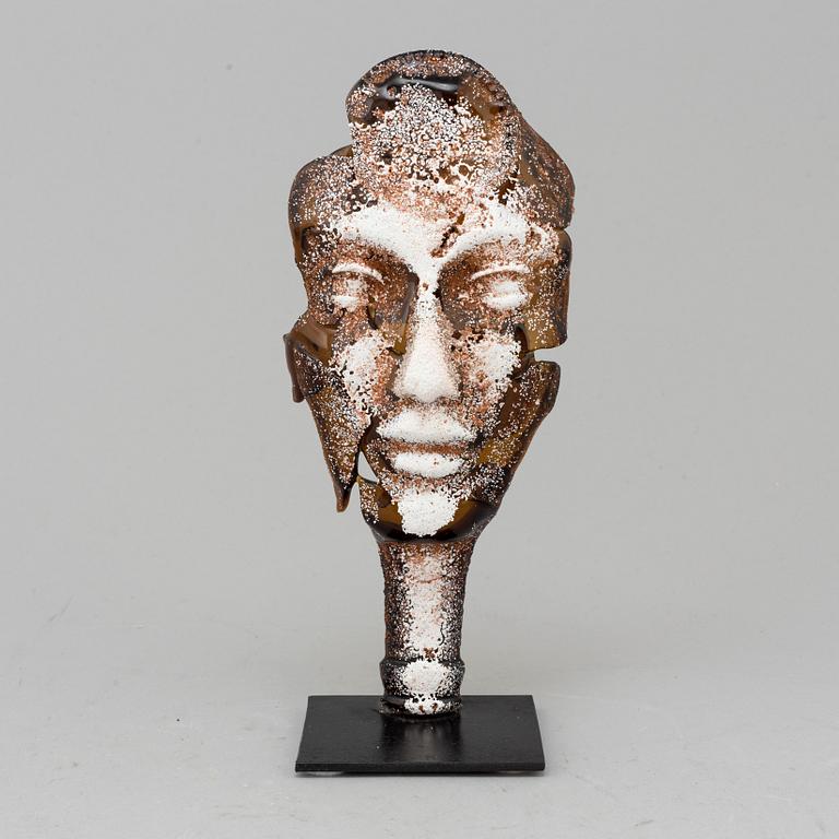 A signed glass sculpture by Bhörj Ekegren.