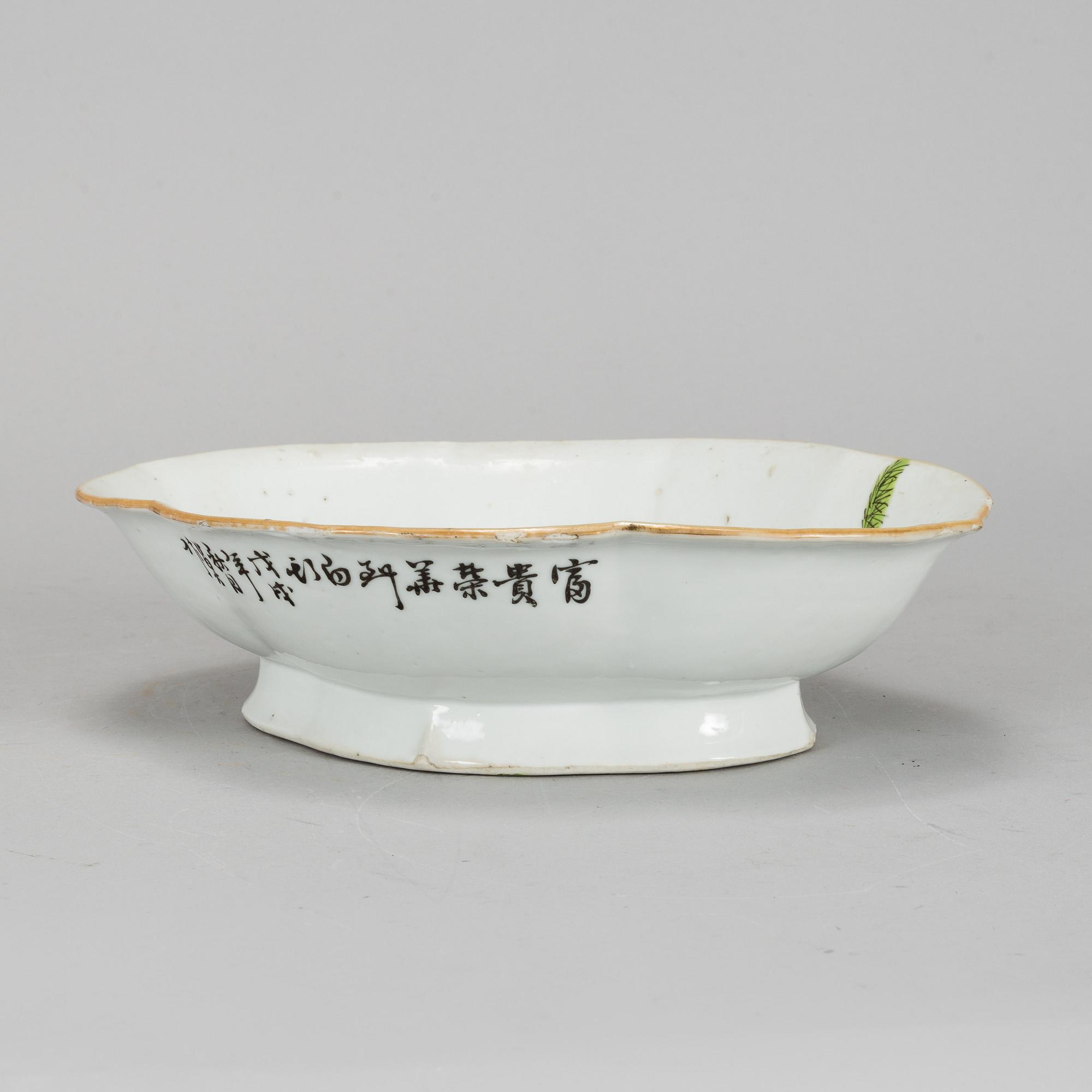 A Chinese famille rose footed dish, early 20th century.