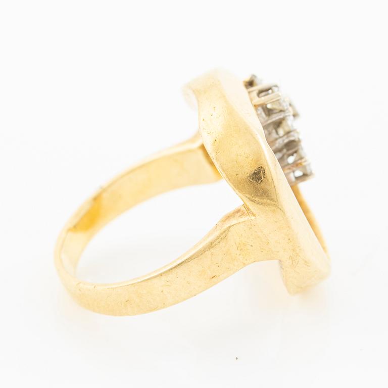 Ring in 18K gold set with round brilliant-cut diamonds.