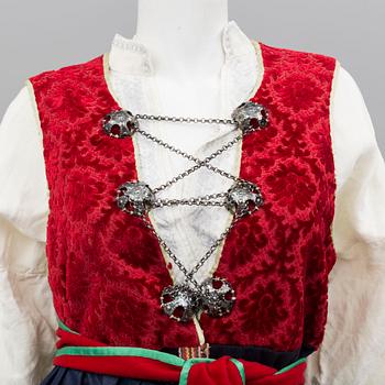 FOLKDRÄKT, 5 delar, Värend, 1900-talets andra hälft. Omkring storlek L.