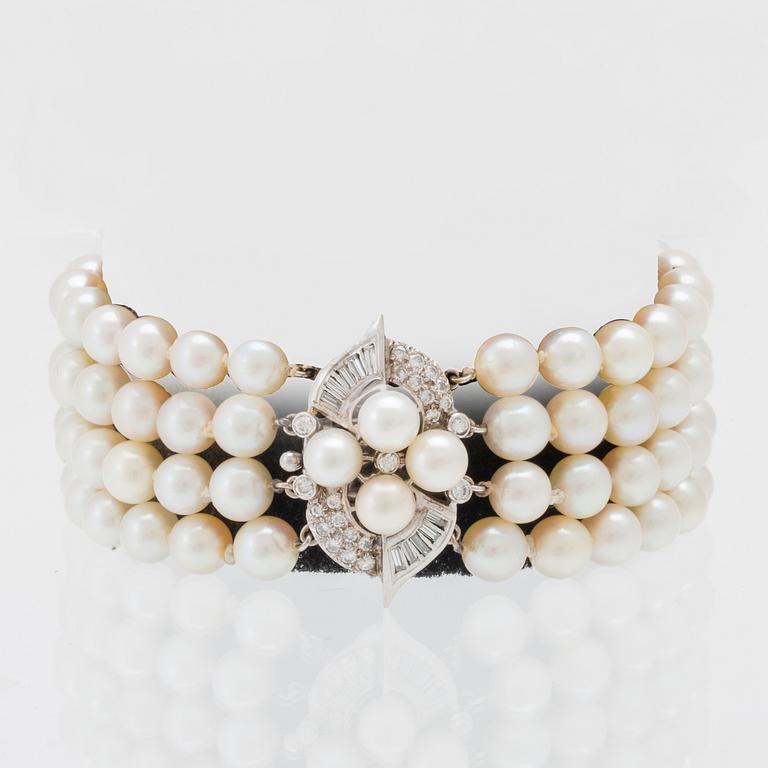 Bracelet 4-row with cultured pearls, round brilliant-cut and baguette-cut diamonds, and clasp in 14K white gold.