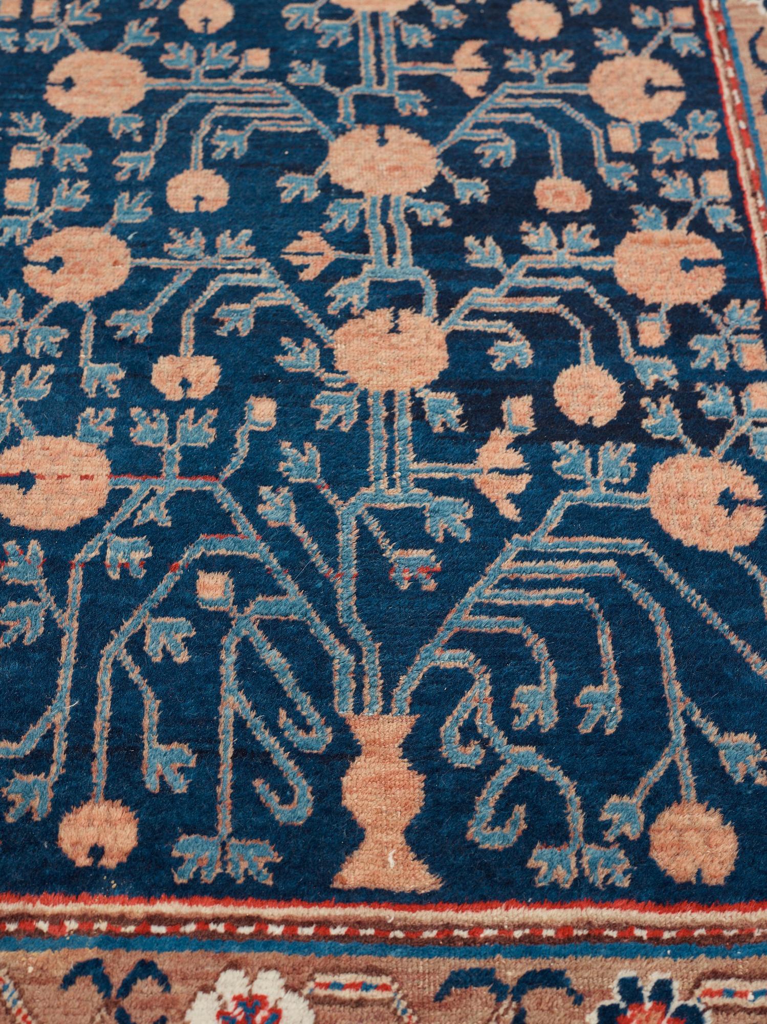 Matto, a semi-antique Khotan, Xinjiang, China, ca 287-290,5 x 154-156 cm.