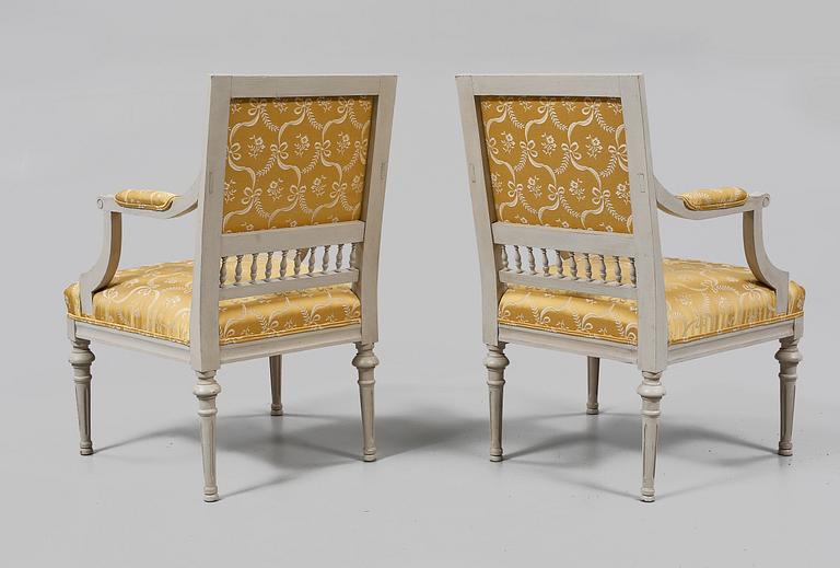 KARMSTOLAR, ett par gustaviansk stil, 1900-talets första hälft.