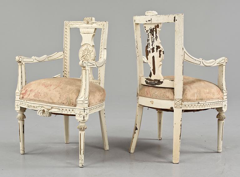 KARMSTOLAR, ett par snarlika, provinsarbeten, 1800-talets första hälft.