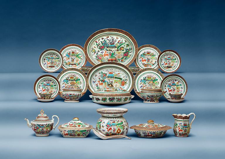 A Canton famille rose armorial dinner service, Qing dynasty, dated 1910. (80 pieces).