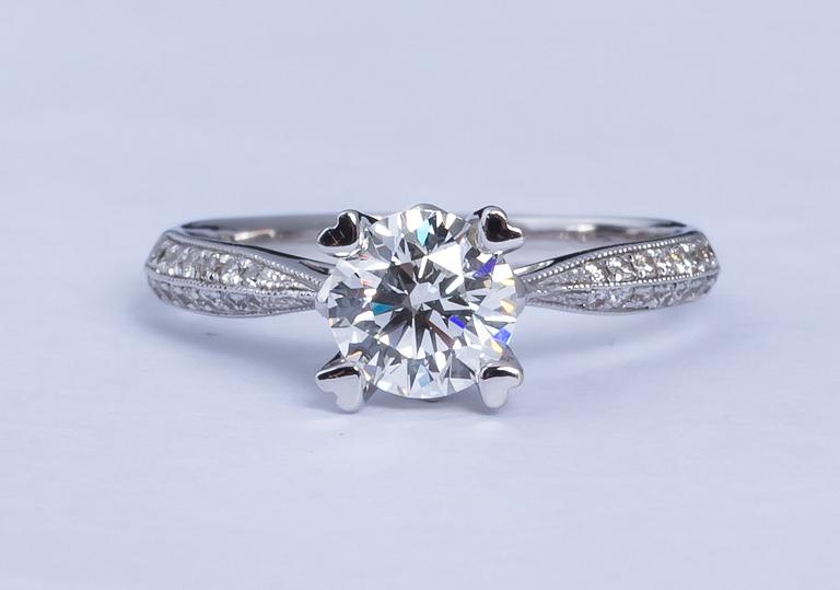 RING, 18 k vitguld med briljantslipad diamant, enl cert 0.76 ct. Vikt ca 2,4 g.