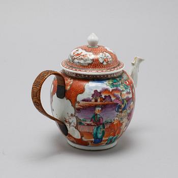 A CHINESE PORCELAIN TEA POT WITH LID 18TH CENTURY.