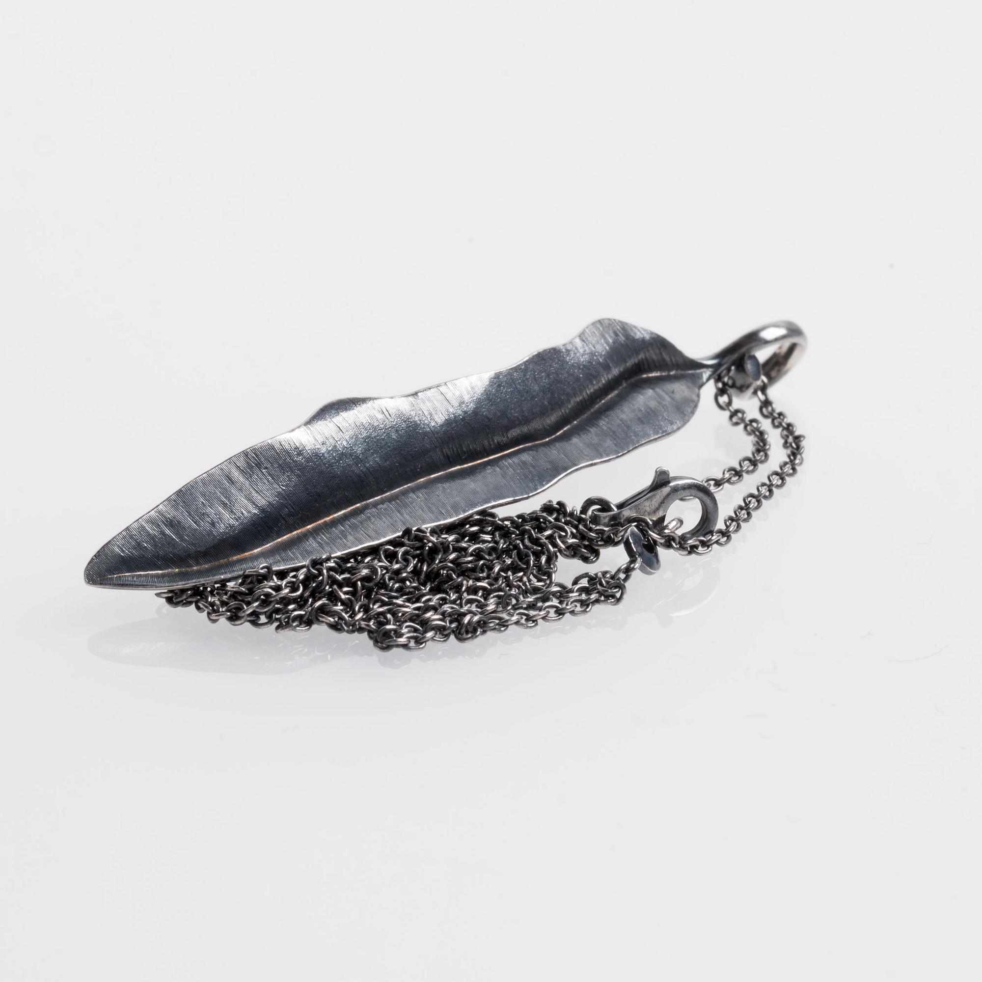 HÄNGE MED KEDJA SAMT SNÖRE, Ole Lynggaard, oxiderat silver. Vikt ca 8 g.