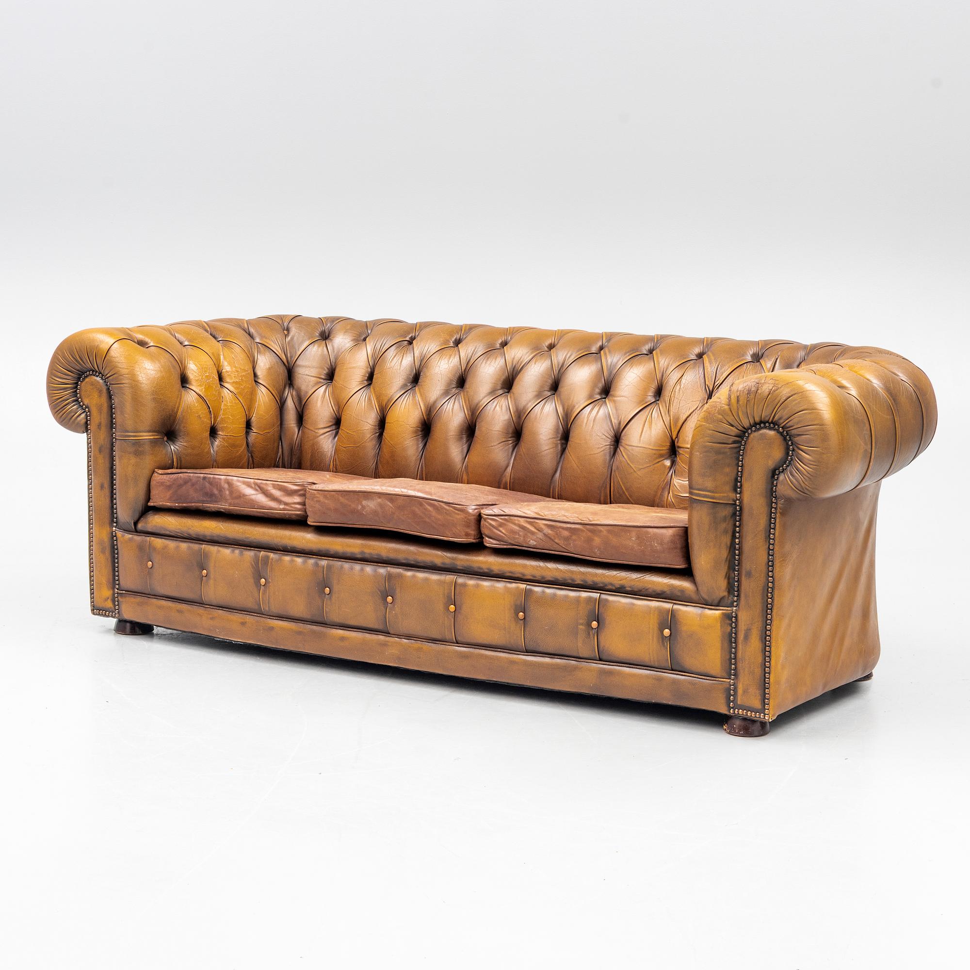 Sofa, Chesterfield model, late 20th century.