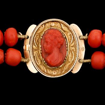 COLLIER, korall, lås i 18 k guld med korallcamé, omkring 1900.
