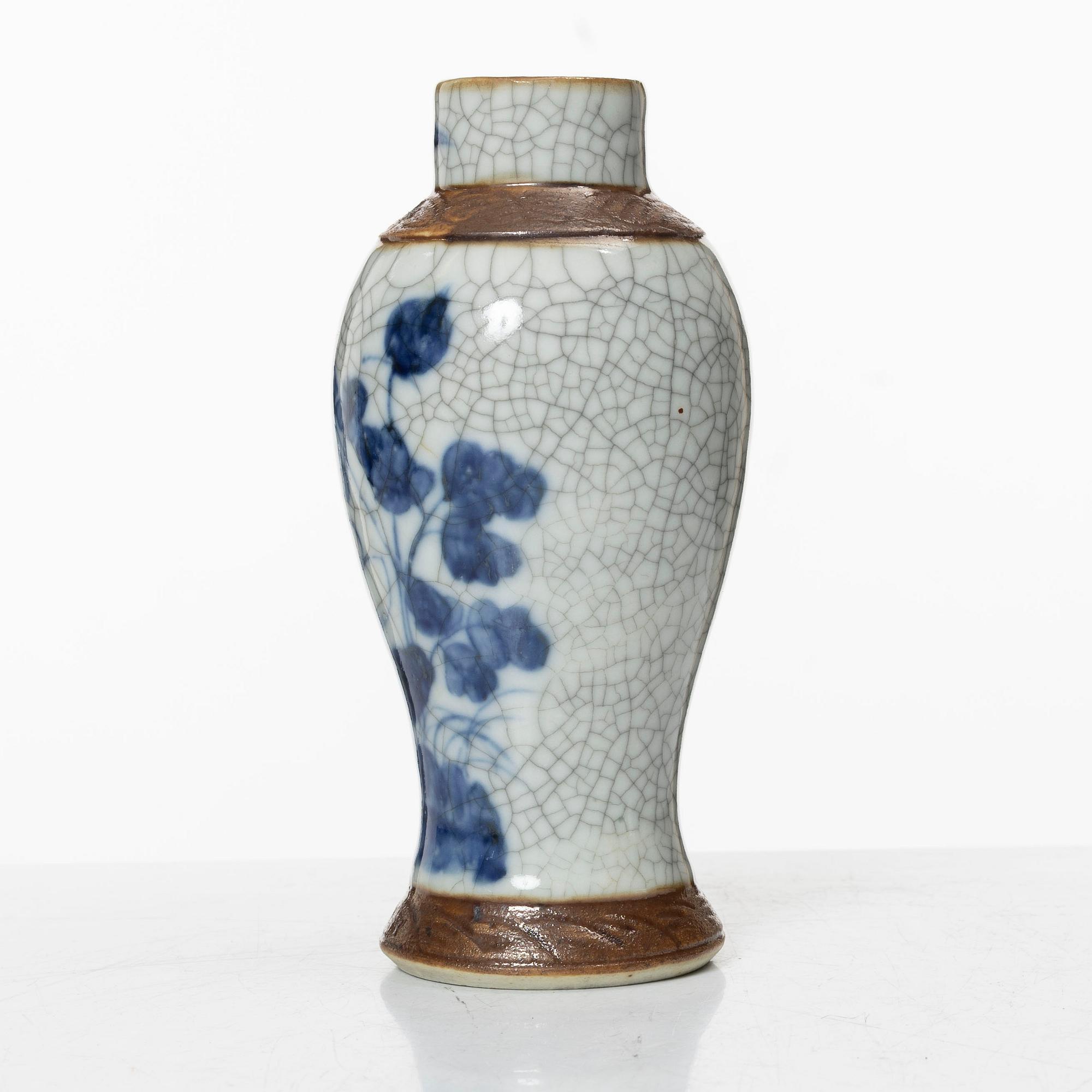 A Chinese porcelain vase and a bowl, around 1900.