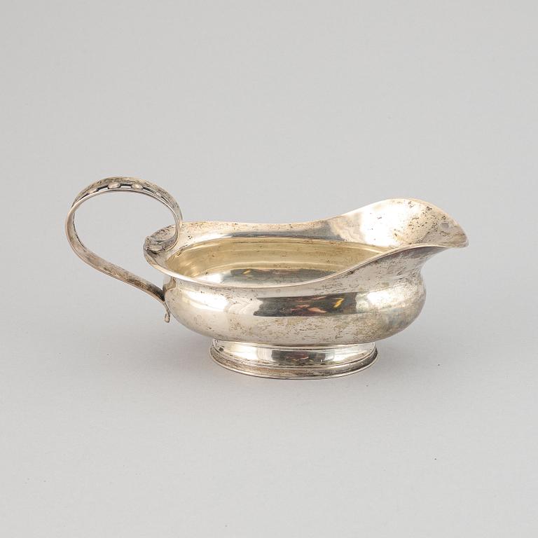 A silver sauce bowl by G H Markenius, Stockholm, 1937.